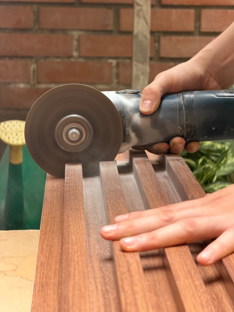 Corte de panel WPC con amoladora — VELCORE